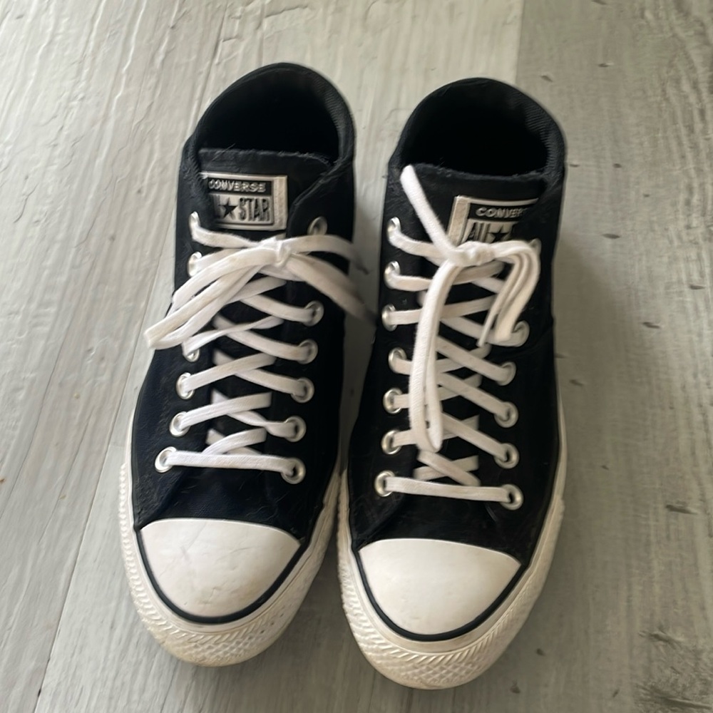 Converse All Star High Top Size 9 Excellent pre owned condition! Worn 4 times
